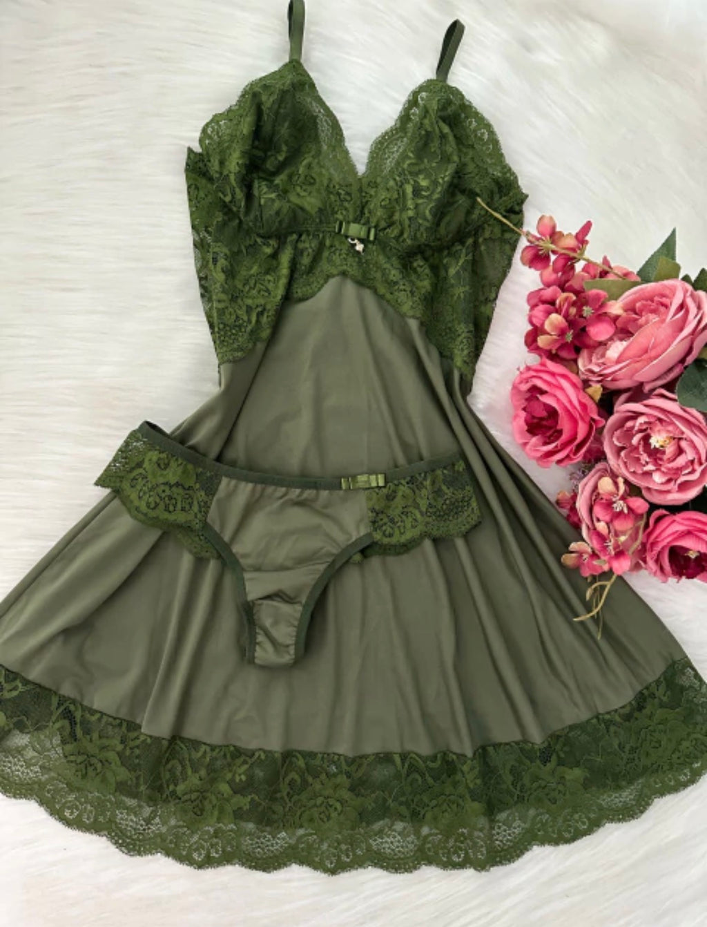 Camisola em Cetim com Renda Floral ✨