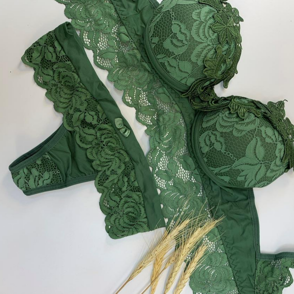 Conjunto trabalhado na renda