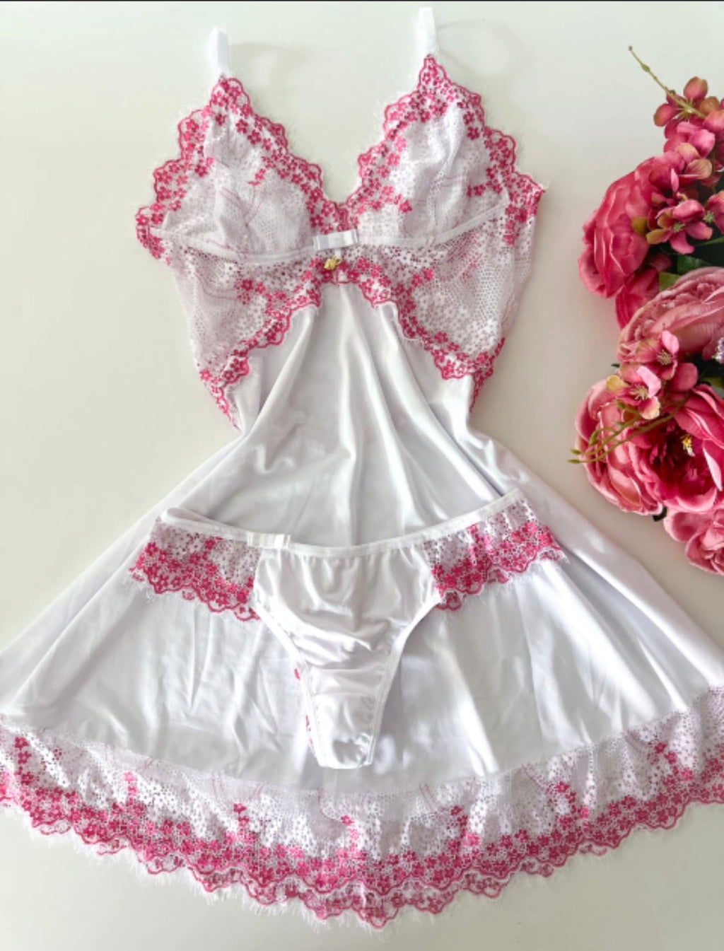 Camisola em Cetim com Renda Floral ✨